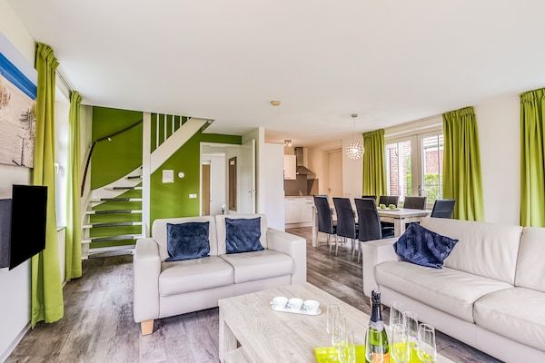Woonkamer - Weg uit de massa: vrijstaande huis, polderzicht, omheinde tuin en 2 terrassen in Breskens (2)