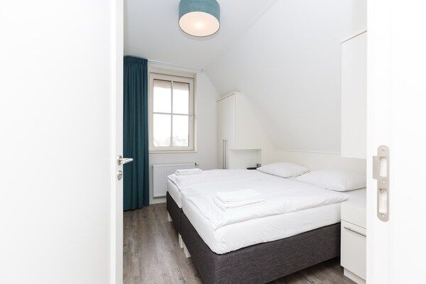 Slaapkamer - Friesland Villa met Open Haard in Delfstrahuizen (4)