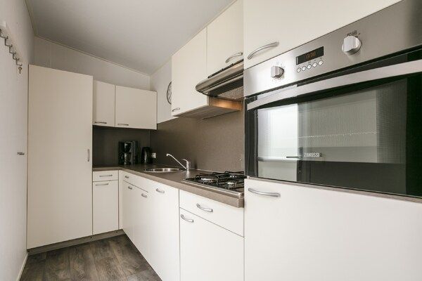 Keuken - Zonovergoten chalet bij de vijver in Lochem (3)