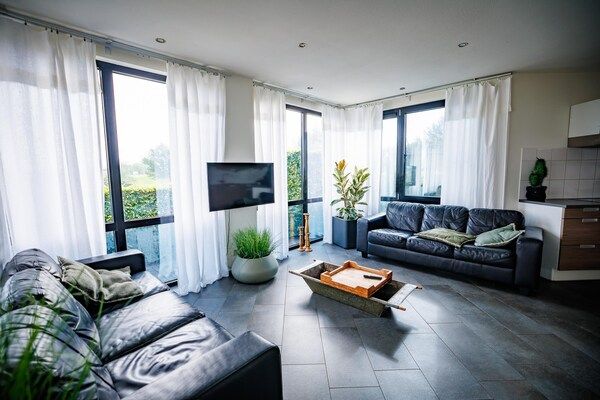 Woonkamer - Villa in Nederland met Uitzicht op de Haven in Maurik (3)