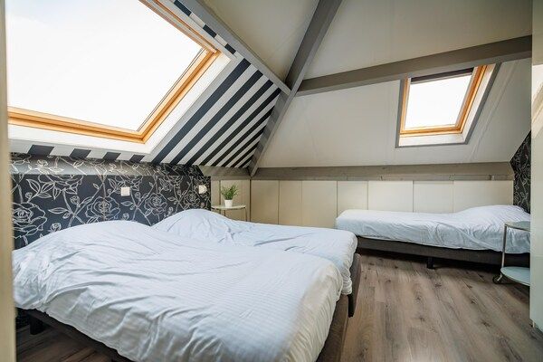 Slaapkamer - Villa in Nederland met Uitzicht op de Haven in Maurik (4)