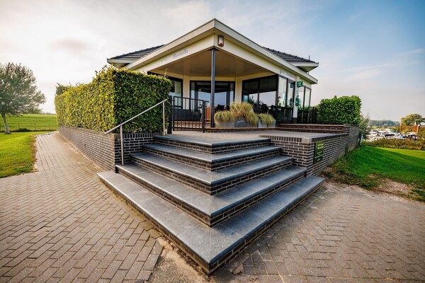 Buitenkant - Villa in Nederland met Uitzicht op de Haven in Maurik (1)