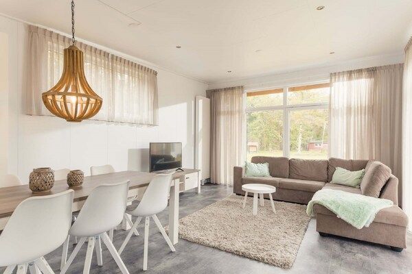 Woonkamer - Chalet in Nederland met ruime tuin in Rijssen (2)
