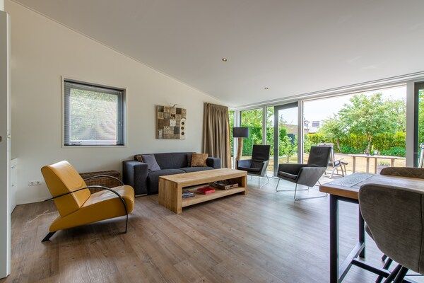 Woonkamer - Villa bij Veerse Meer met Tuinzicht in Kamperland (2)