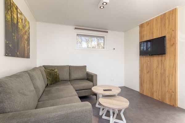 Woonkamer - Gezellig chalet met toegang tot het zwembad in Gasselternijveen (5)