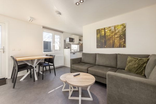 Woonkamer - Gezellig chalet met toegang tot het zwembad in Gasselternijveen (2)
