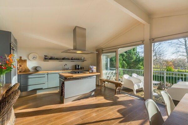 Keuken - Bungalow bij Strand en Jachthaven Kamperland in Kamperland (2)