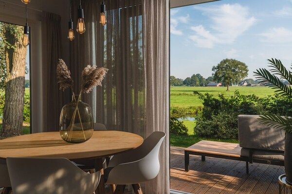 Eetkamer - Prachtige lodge aan de rivier met panoramisch uitzicht in Zuna (5)