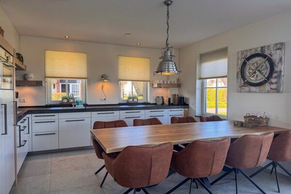 Keuken - Ontspannende villa met open haard in Delfstrahuizen (3)
