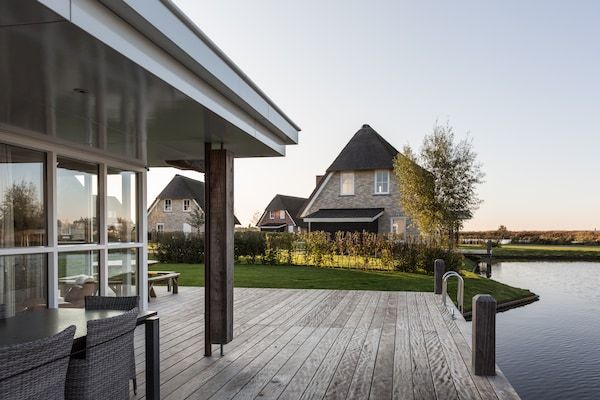 Terras - Stijlvolle villa aan het water in Delfstrahuizen (4)