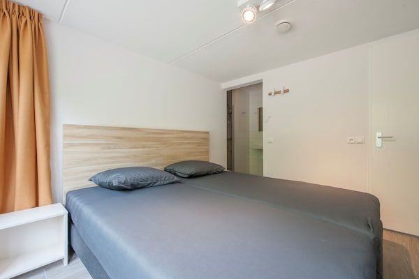 Slaapkamer - Villa bij Noordzee met Luxe Interieur in Kamperland (3)