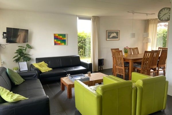 Woonkamer - Huis in Boornzwaag met eigen aanlegsteiger in Boornzwaag (2)