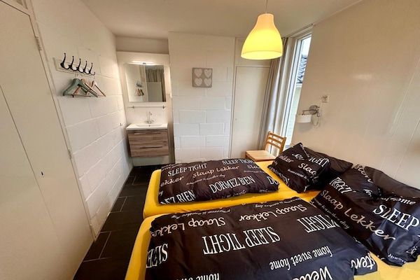 Slaapkamer - Huis in Boornzwaag met eigen aanlegsteiger in Boornzwaag (3)