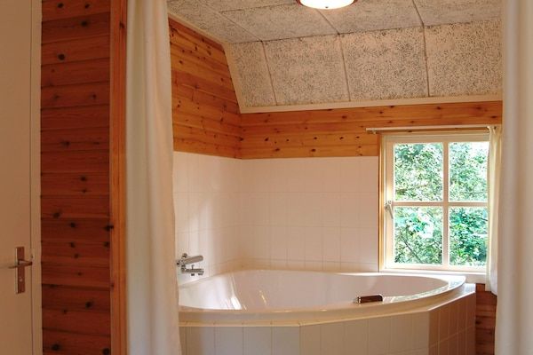 Badkamer - Boerderij in Herperduin met Bubbelbad in Herpen (4)