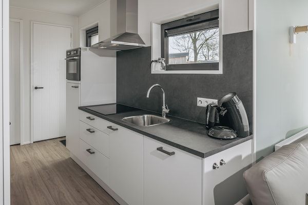 Keuken - Gezellige duurzame lodge in Wijdenes (4)