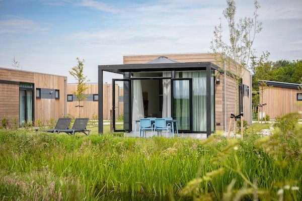 Buitenkant - Lodge aan Markermeer met groen ontwerp in Wijdenes (1)