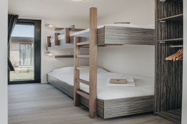 Slaapkamer - Lodge aan het Markermeer met Duurzaam Comfort in Wijdenes (4)