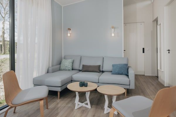 Woonkamer - Lodge aan het Markermeer met Duurzaam Comfort in Wijdenes (2)