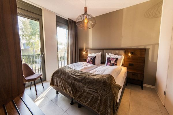 Slaapkamer - Wellness villa aan de rand van Maastricht in Maastricht (1)