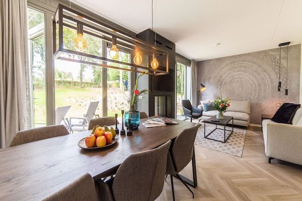 Eetkamer - Wellness villa aan de rand van Maastricht in Maastricht (4)