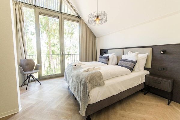 Slaapkamer - Villa met uitzicht op vijver bij Maastricht in Maastricht (1)