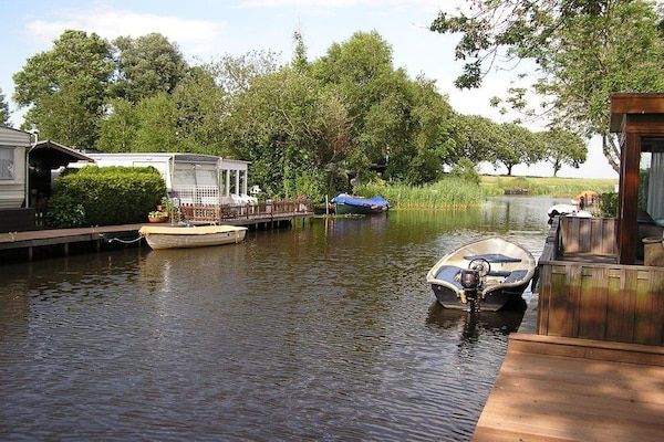 Buitenkant - Prachtig chalet met eigen sloep en haven in Bantega Friesland in Bantega (3)