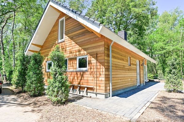 Buitenkant - Huis in Reutum met Jacuzzi & Boszicht in Reutum (1)