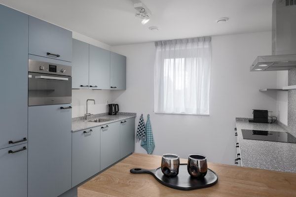 Keuken - Luxe villa met wijnklimaatkast in Wolphaartsdijk (3)