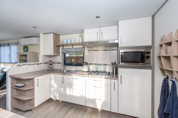 Keuken - Chalet in Goedereede bij Noordzeestrand in Goedereede (3)