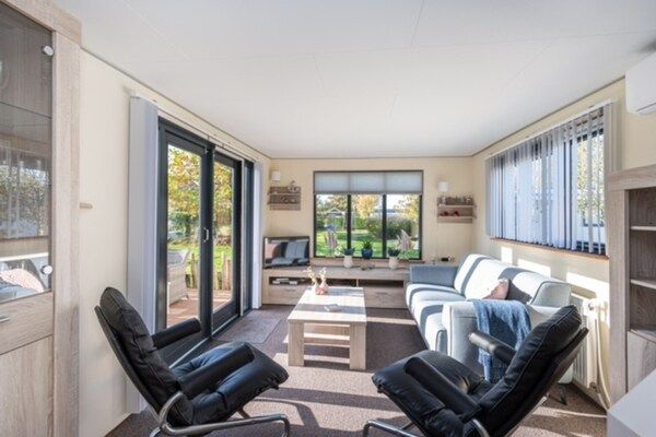 Woonkamer - Chalet in Goedereede bij Noordzeestrand in Goedereede (2)
