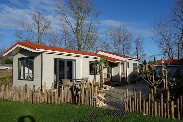 Buitenkant - Chalet in Goedereede bij Noordzeestrand in Goedereede (1)