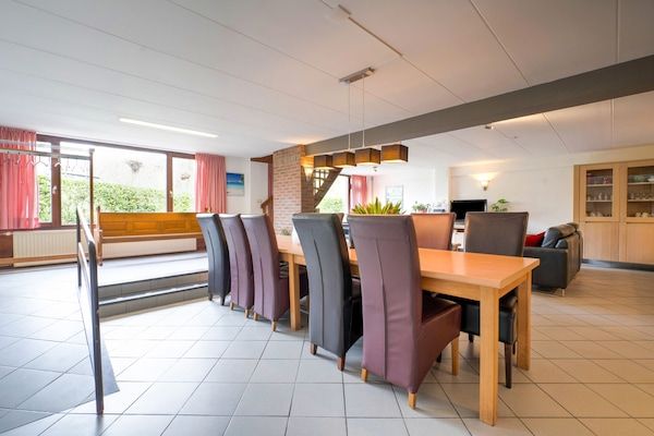 Eetkamer - Ruime groepsaccommodatie met tuin in Ulestraten (2)