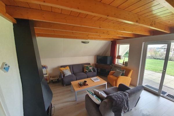Woonkamer - Welkom in vakantiehuis Goudvink 81 in Gramsbergen (3)