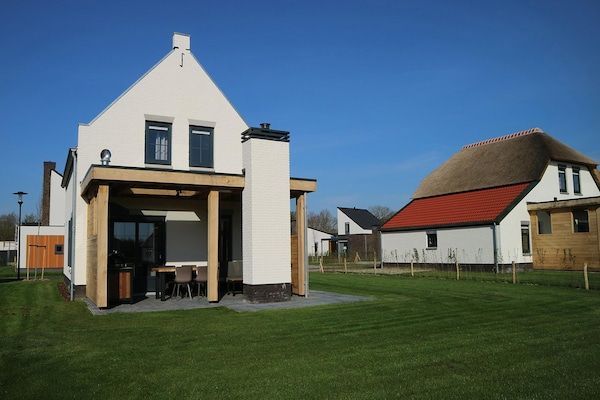 Buitenkant - Boerderij in Limburg met Sauna & BBQ in Roggel (1)