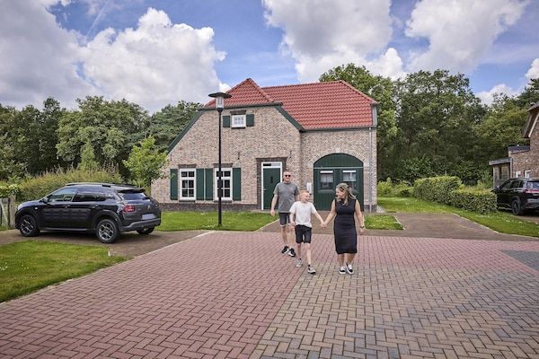 Buitenkant - Boerderij in Limburg met Sauna & BBQ in Roggel (1)
