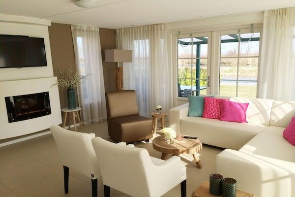 Woonkamer - Alkmaar Gezellige Hollandse Villa in West-Graftdijk (3)