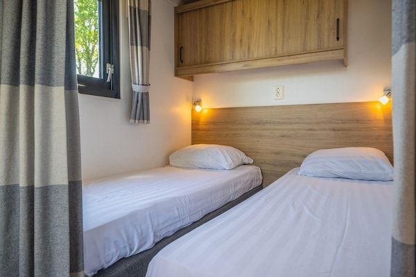 Slaapkamer - Huisdiervriendelijke vakantiebestemming in Noord-Holland in West-Graftdijk (5)