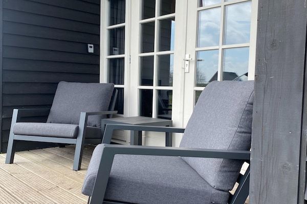 Terras - Chalet in Friesland bij Alde Feanen in De Veenhoop (5)