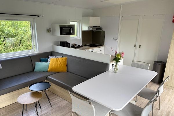 Woonkamer - Friesland Chalet nabij het water in De Veenhoop (2)