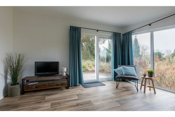 Woonkamer - Gezellig Chalet op Vakantiepark Fort den Haak in Vrouwenpolder (5)