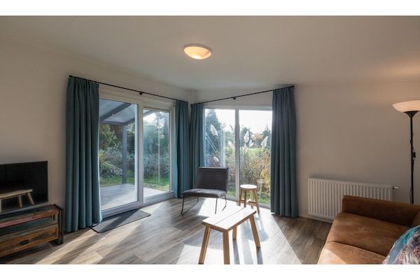 Woonkamer - Gezellig Chalet op Vakantiepark Fort den Haak in Vrouwenpolder (4)