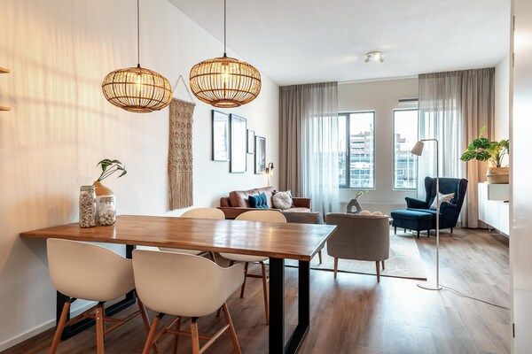 Eetkamer - Schitterend appartement met uitzicht op de haven. in Den Haag (5)