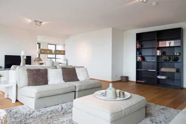 Woonkamer - Luxe appartement met uitzicht in Den Haag (5)