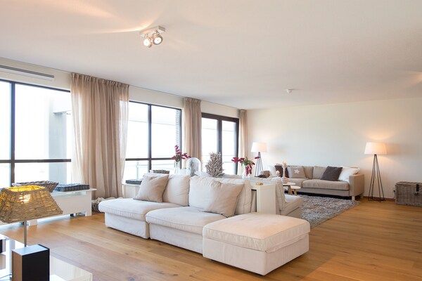 Woonkamer - Ruim modern appartement in Scheveningen in Den Haag (1)