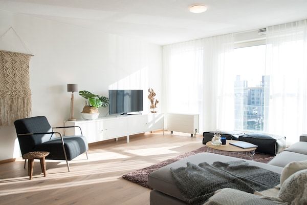 Woonkamer - Modern appartement met geweldig uitzicht in Den Haag (2)