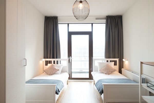 Slaapkamer - Aantrekkelijk appartement in Den Haag met balkon in Den Haag (4)