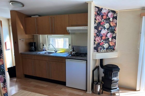 Keuken - Chalet in Wiringherlant met Tuinterras in Hippolytushoef (3)