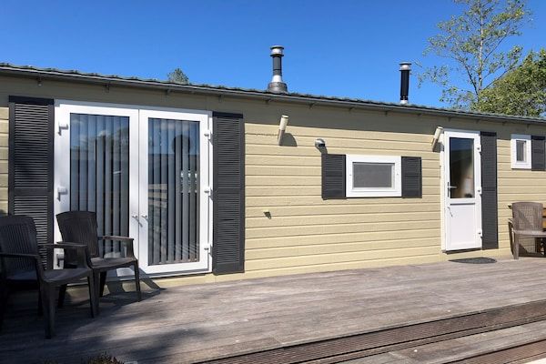 Buitenkant - Chalet in Wiringherlant met Tuinterras in Hippolytushoef (1)