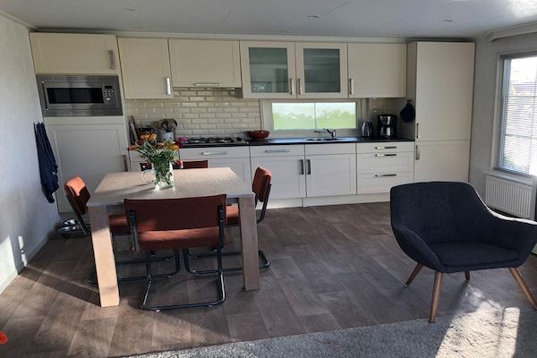 Keuken - Chalet in Wiringherlant bij de Kust in Hippolytushoef (3)