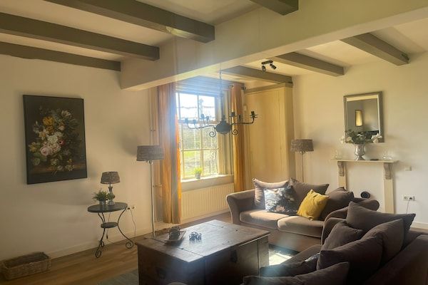 Woonkamer - Verblijf bij Oranjezon Duinen in Vrouwenpolder (3)